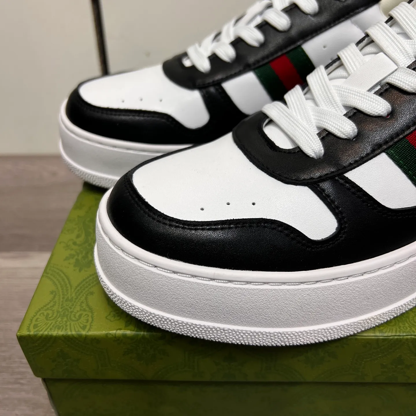 Factory price: 400💰Gucci original quality.~ Unique modern style sneakers. 🏃A must-have casual shoe for trendy men😍😍 Imported cowhide, sheepskin foot pads (refuse to discolor and grind feet) soles: Original soles specially provided by the original factory, French lazy style design ⚠️Fit to the feet, original quality, super comfortable original soles. Just like shooting the real thing 🎬The real thing is better, high-quality sneakers, size: 38-44 (45 and 46 can be customized)